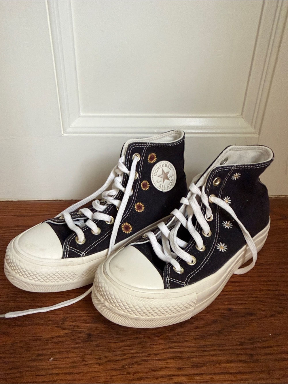 Converse Navy High-Top Kids Sneakers with White Soles and Daisy Details